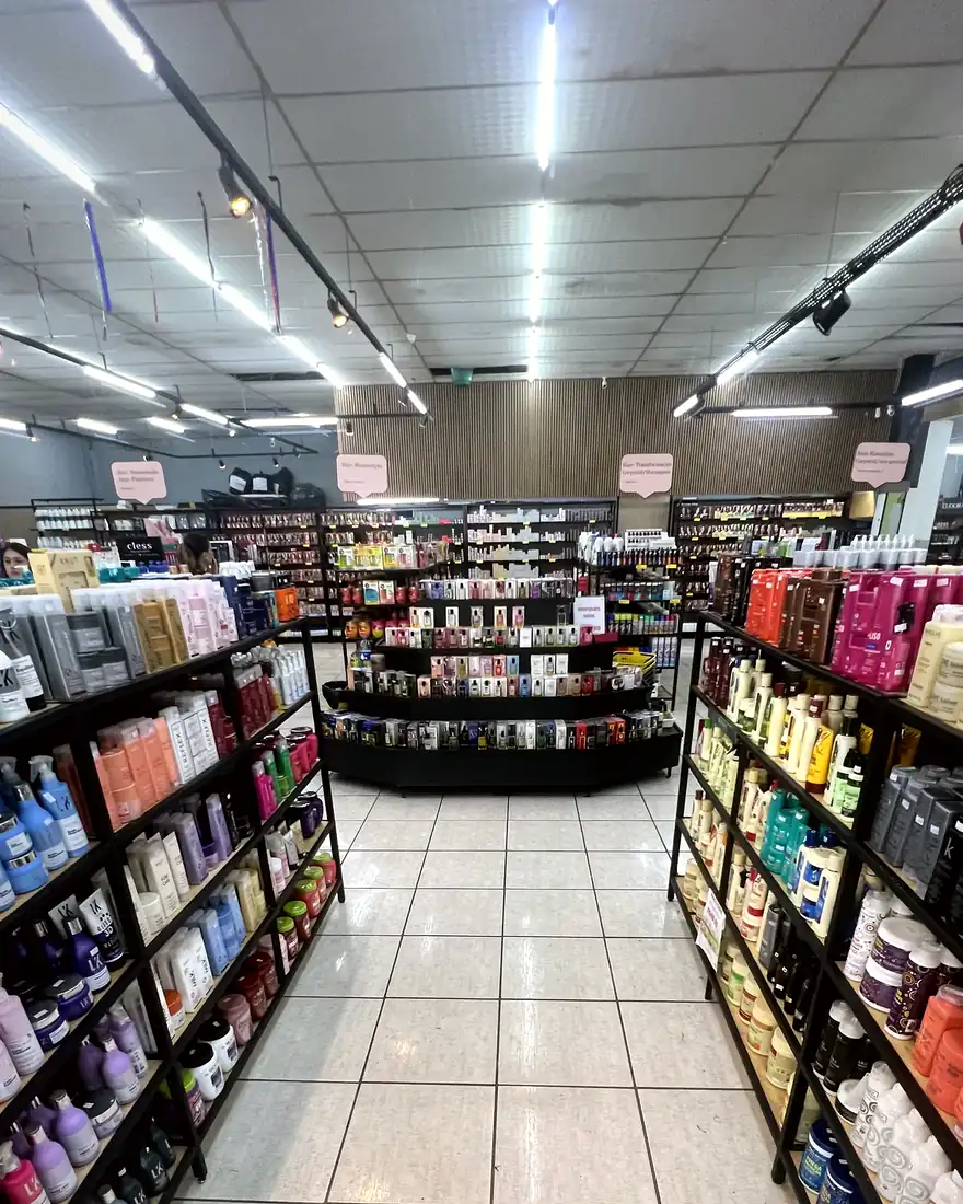 Interior da Yumi Cosméticos no Kobrasol, com prateleiras de produtos de beleza