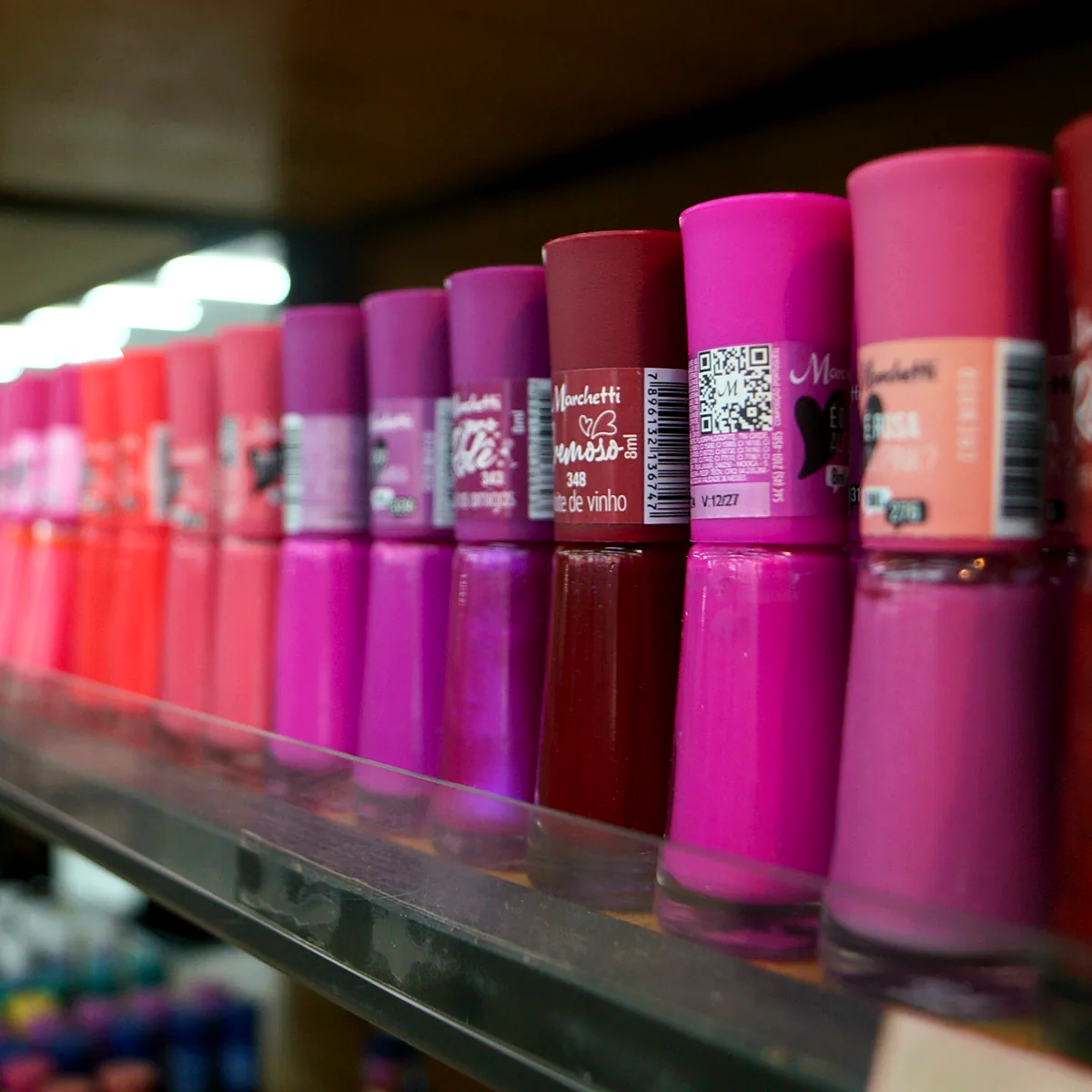 Variedade de esmaltes no balcão da Yumi Cosméticos em São José SC