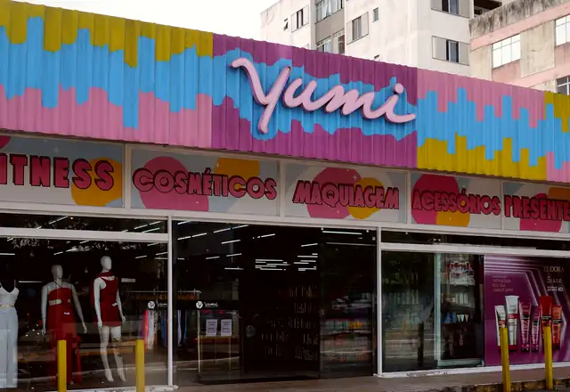 Fachada da Yumi Cosméticos no Kobrasol, São José/SC